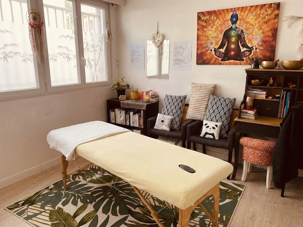 La salle de soin du cabinet de Villenave d'Ornon : table de massage, fauteuils et bols chantants près de la fenêtre