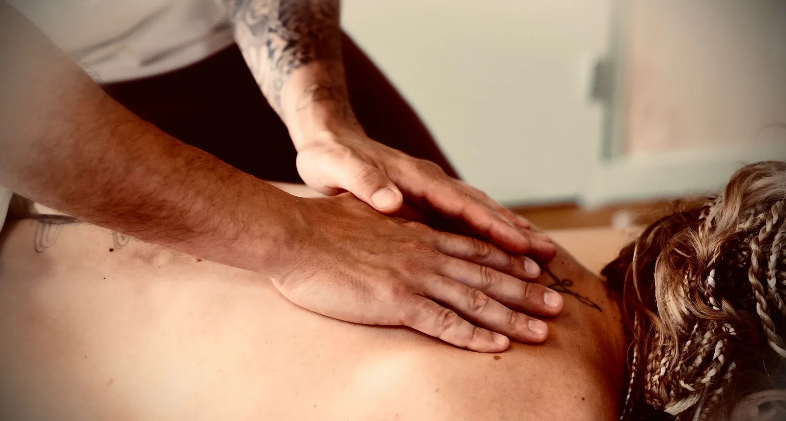 Massage du dos par pressions des paumes